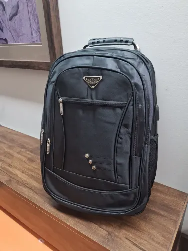 Mochila preta espaçosa e funcional 4 bolsos 40 litros