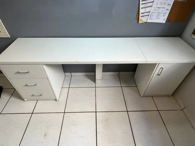 Mesa de Escritório Branca com Gavetas e Armário