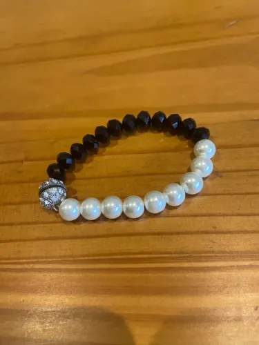 Pulseira de pérolas e cristais
