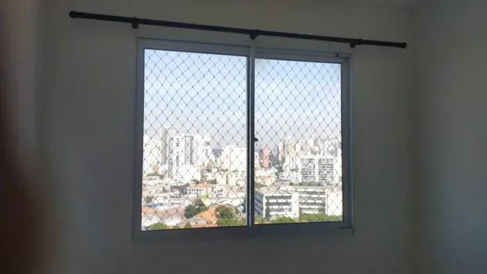 Janela com rede de proteção