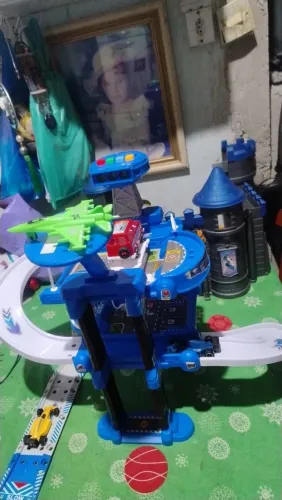 Estacionamento e castelo medieval 