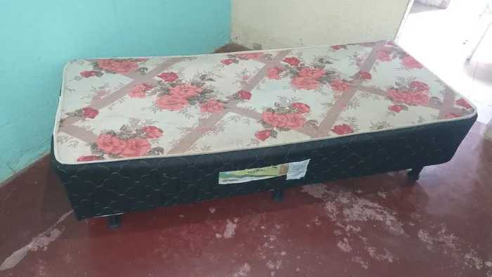 CAMA SOLTEIRO BOX EM PERFEITO ESTADO