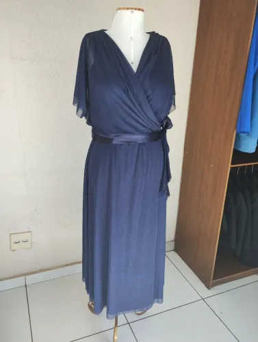 Vestido Azul Marinho Elegante com Detalhes em Chiffon