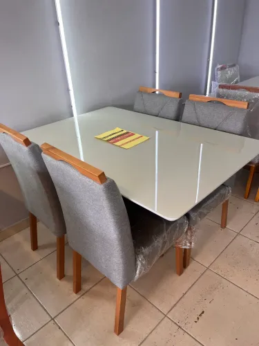 Mesa 1,35x0,90 + 4 cadeiras (Novo) 
