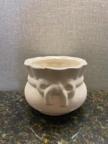 Vaso decorativo branco com detalhes de laço
