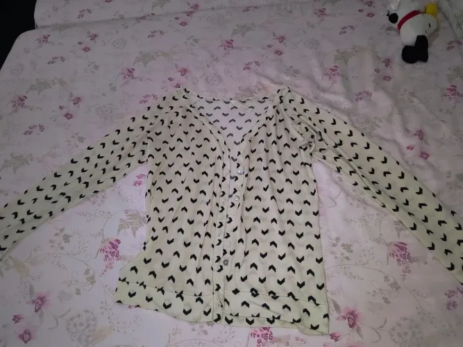 Blusa estampada com detalhes