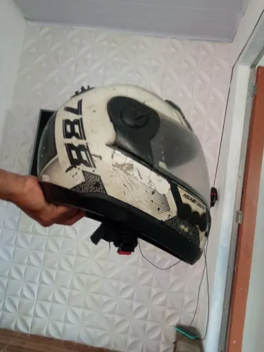 Capacete de moto branco com detalhes