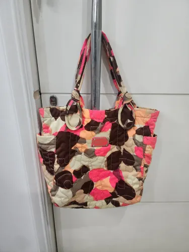 Bolsa Marc by Marc Jacobs camuflada em tons de rosa, offwhite  e marrom