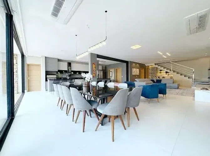Casa linda semi-nova com 4 quartos em Alphasitio- Alphaville