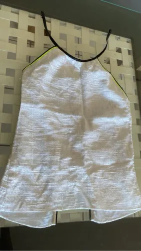 Top branco com detalhes