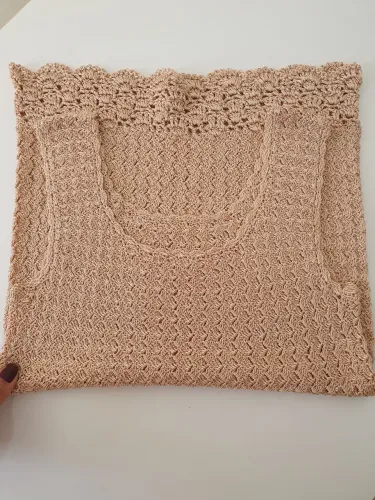 Blusa cropped de crochê dourad, perfeita para looks de festa, verão ou praia.