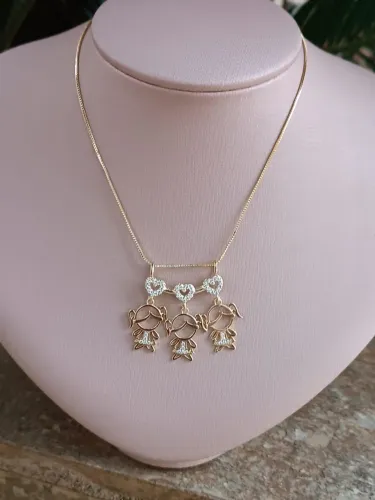 Colar delicado com pingente de meninas e corações