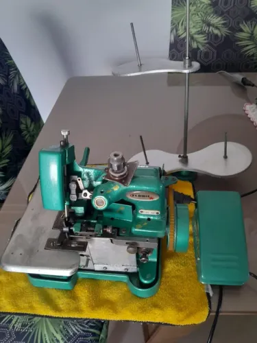 Máquina de costura Overlock industrial Chinesinha