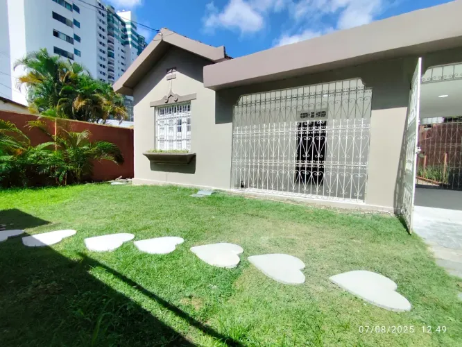 Imóvel para venda possui 200 metros quadrados com 3 quartos em Casa Forte - Recife - PE