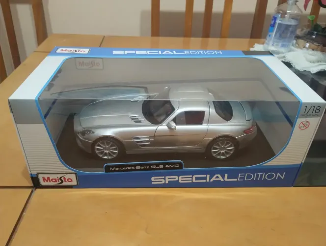 Miniatura Mercedes Benz SLS AMG Cinza Special Edition 1:18 Maisto