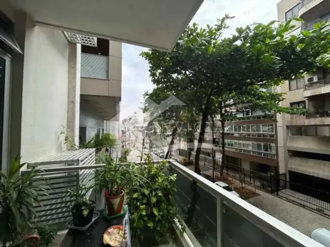 Na Quadra da Praia de Ipanema com Vista Mar