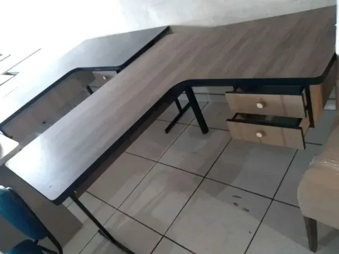 - 1 escrivaninha mesa L cor nogal com duas gavetas e perna de ferro