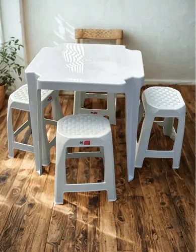 Conjunto com Mesa + 4 Bancos Plásticos Reforçados