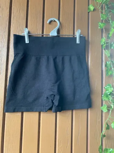 Short Preto Sem Costura com Empina Bumbum SHEIN