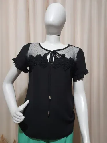 Blusa feminina em poliéster com tule e manga curta com folho