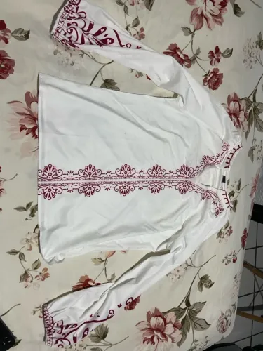 Blusa branca com detalhes bordados