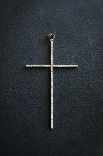 Crucifixo de diamantes  em ouro branco
