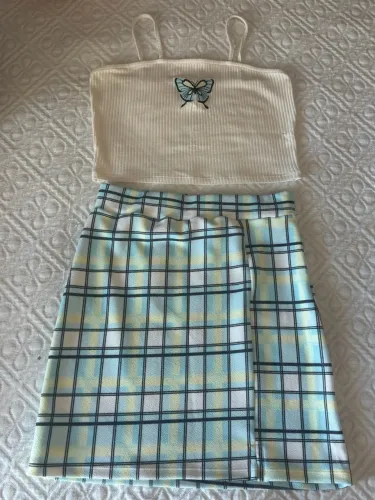 Conjunto de Blusa e Saia Infantil