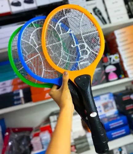 Raquete elétrica mata mosquito