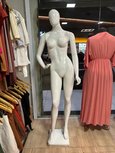 Manequim P/ Loja de Roupas Femininas