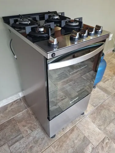 Fogão Brastemp 4 bocas, mesa de vidro, dupla chama e grill elétrico