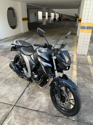 Moto FZ25 