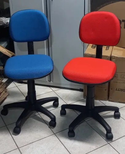 2 Cadeiras Escritório Giratórias - Azul e Vermelho