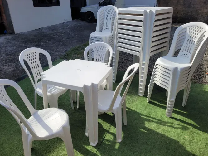 Mesas e cadeiras para locação