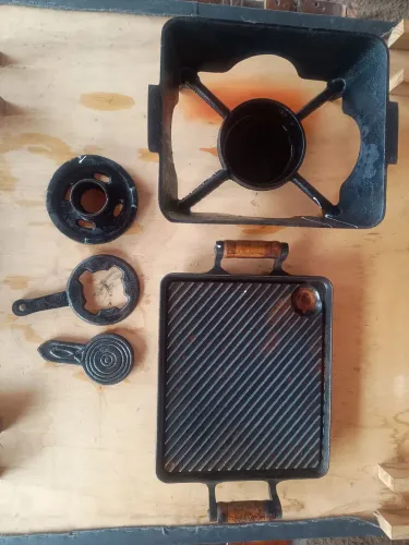 Conjunto de utensílios de cozinha em ferro fundido