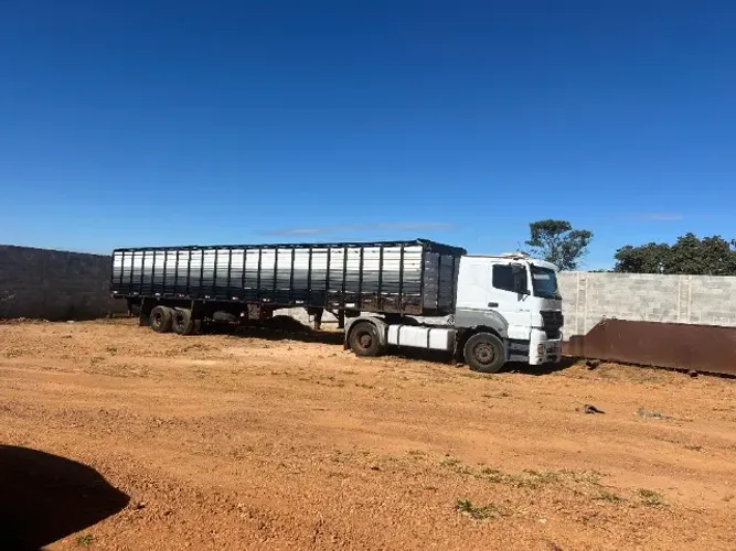 Carreta Boiadeira M. BENZ/AXOR 2035 S gaiola 