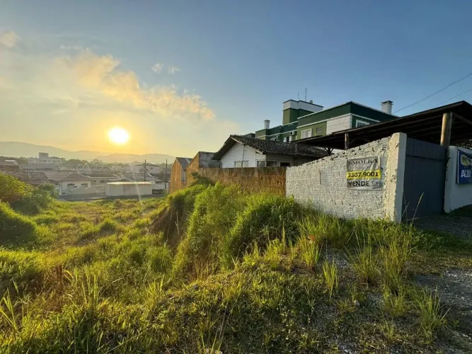 Terreno à venda com 842 m² no loteamento Ceniro Martins, Forquilhinhas, São José/SC.