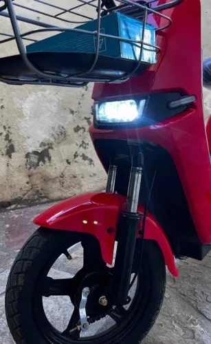 Scooter Elétrica Vermelha com Cesta