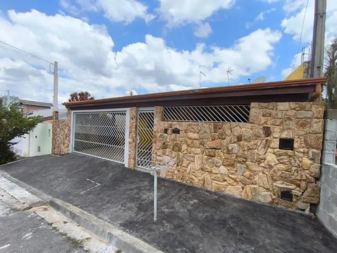 Casa a venda em bairro nobre e tranquilo.