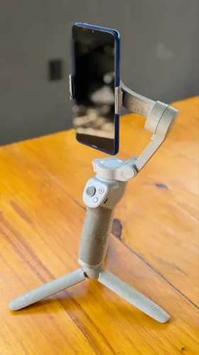 Estabilizador DJI Osmo Mobile 4 Combo para  Celular, Cinza 