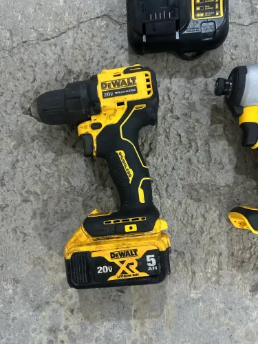 Parafusadeira/Furadeira DeWALT 20V Brushless + Bateria 5Ah XR + Carregador