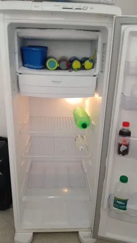 Vendo geladeira  em ótimo estado e preço bom.