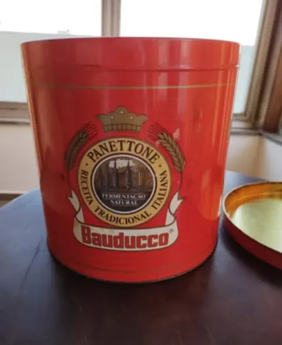 Lata vermelha de Panettone Bauducco- Vintage