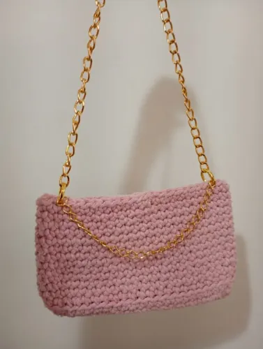 Bolsinha rosa em crochê e ferragens 320 exclusiva!