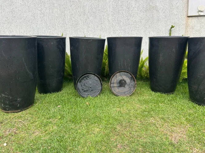 Kit com Vasos Grandes Pretos e Pratos - Ideal para Jardim