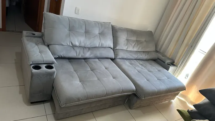 Sofá Retrátil e Reclinável 2,60 m Cinza com Porta-Copos - Excelente Estado