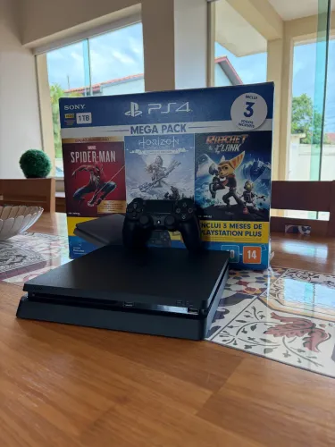 ? PS4 Slim 1TB Completo na Caixa - Controle Original