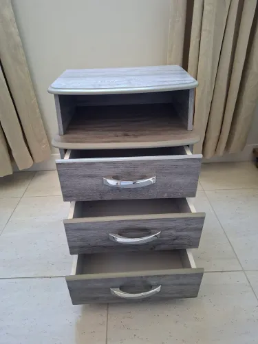 Mesa de cabeceira com 3 gavetas. Criado mudo