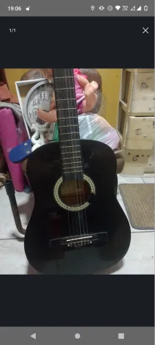Violão preto em ótimo estado