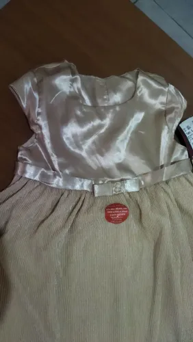 Vestido infantil champanhe lindíssimo cetim saia plissada, lacinho com pedrinha de strass