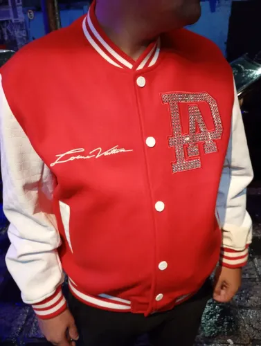 Jaqueta Louis Vuitton varsity ly signature damier pearl vermelha